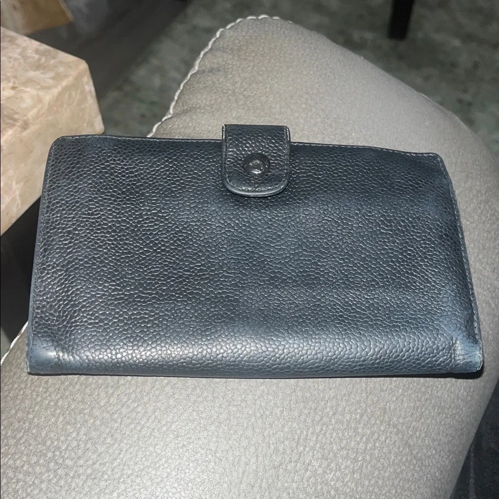 CHANEL Textured Black Caviar Leather Kisslock Wallet CC logo embossed